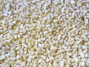 Contenedor de maíz blanco encostalado